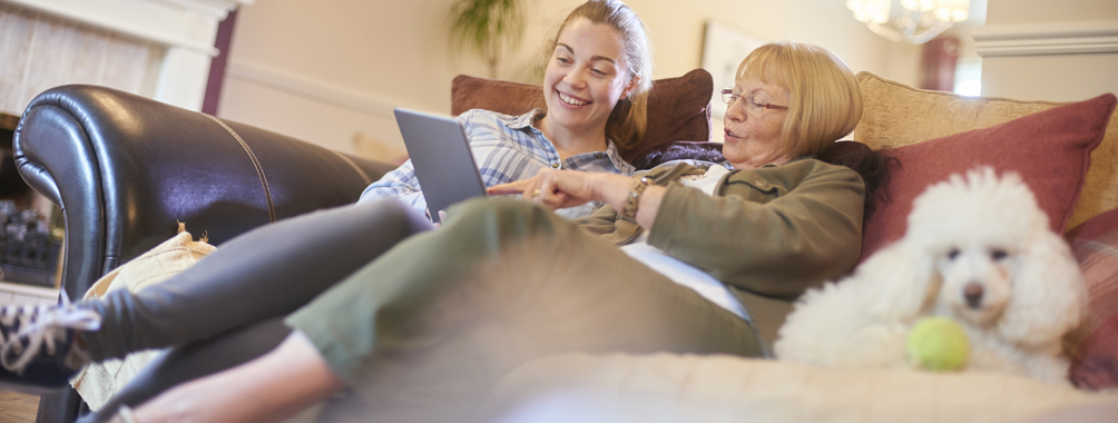 Zwei Frauen surfen im Internet Zwei Frauen surfen im Internet